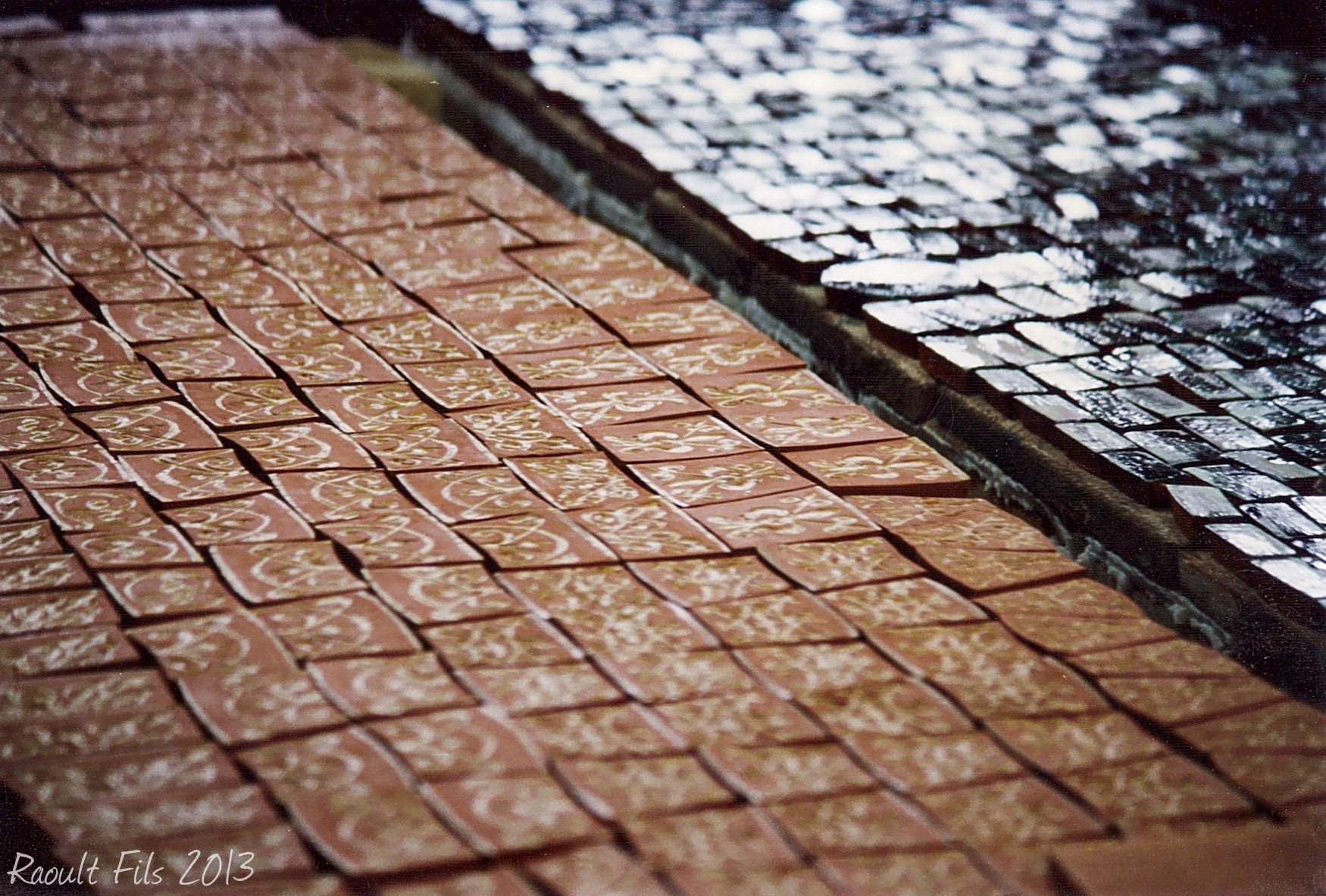 Séries de petits carreaux décorés en cours de préparation