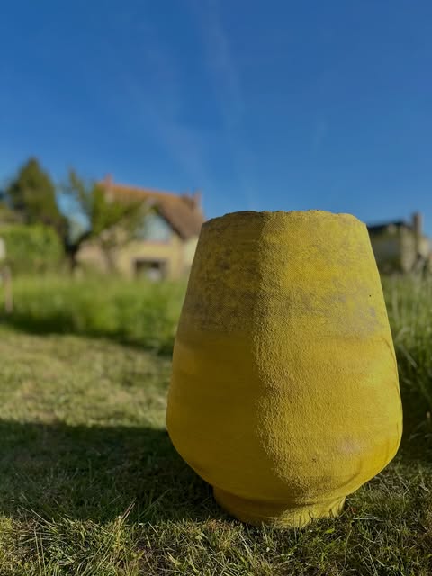 Création en faïence dans un décor naturel