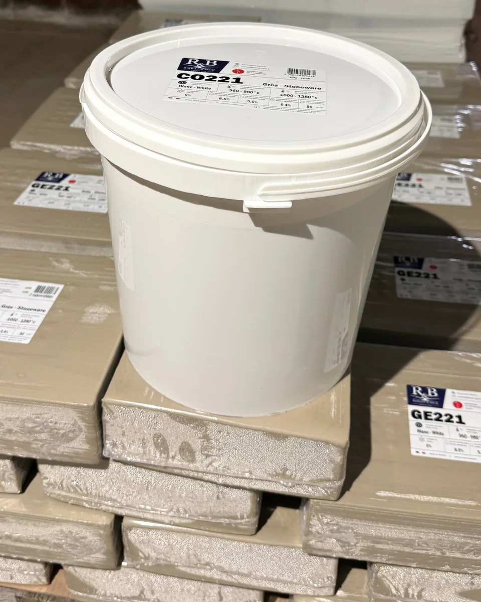 A complete closed 10 kg CO221 casting slip bucket photographed on GE221 clay packs at the Raoult & Beck workshop