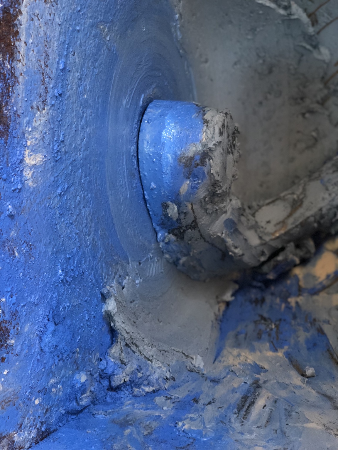 Détail du malaxage de la faïence bleue FA141