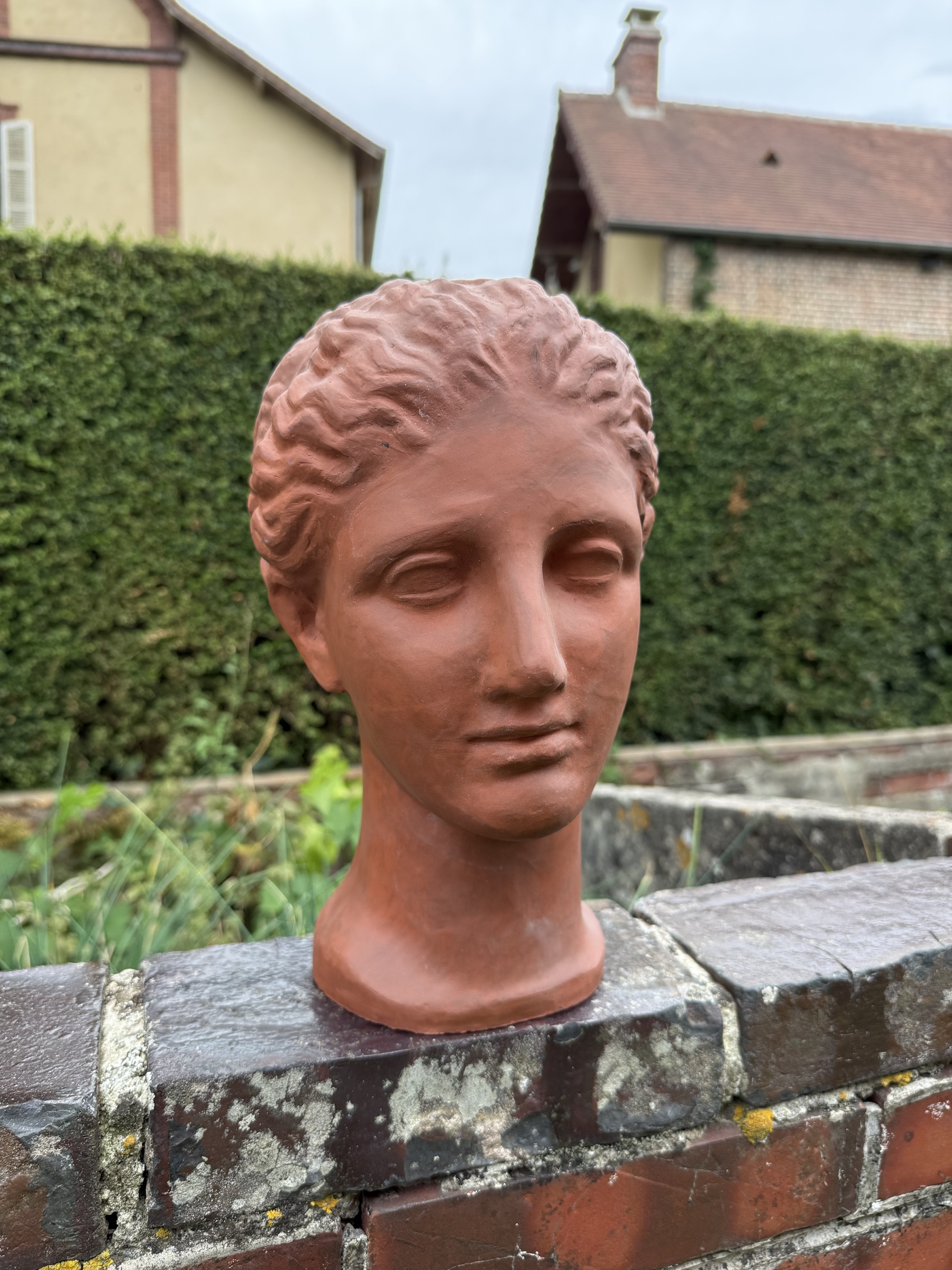 Sculpted portrait in Noron Stoneware photographed in the Saon courtyard