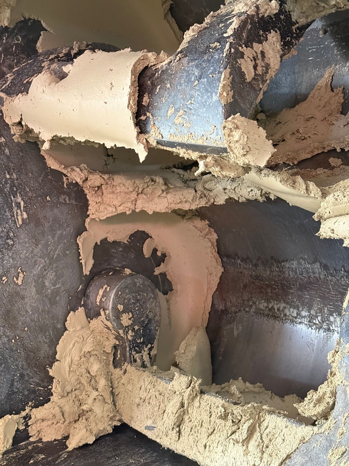 Intérieur du malaxeur pendant la fabrication du Grès Blanc Pyrité GE221PY