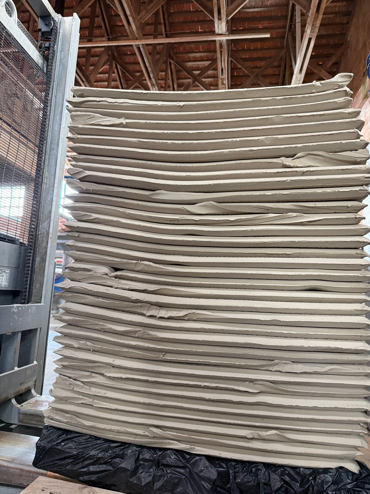Plaques de pâte GE221PY empilées après filtration