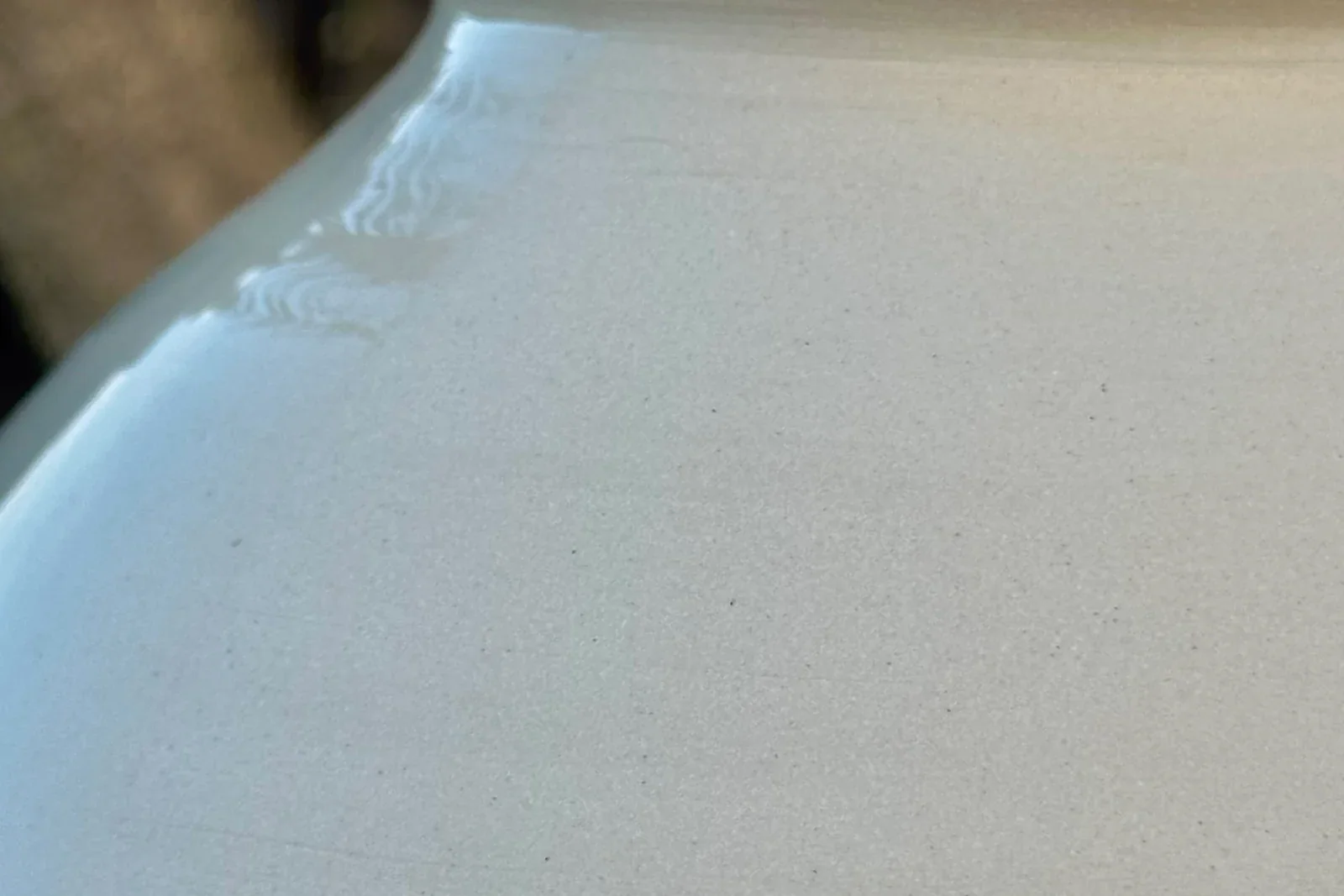 Dettaglio della superficie di un vaso GE222, segni del tornio e sfumature della materia