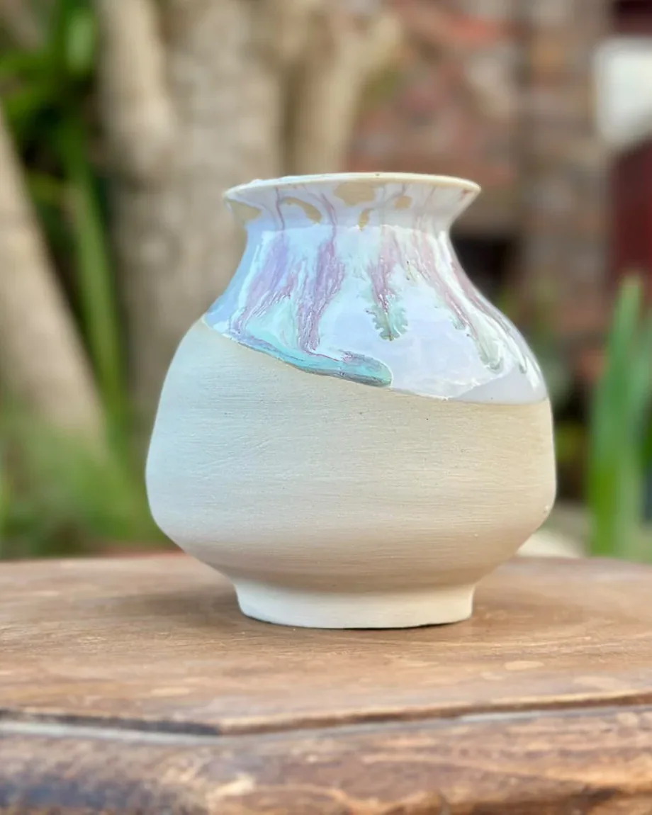Piccolo vaso GE222 con base non smaltata e smalti colorati sul collo