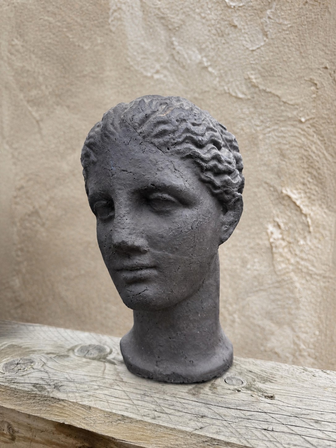 Portrait sculpté en Utah GE300 présenté devant un fond minéral calme