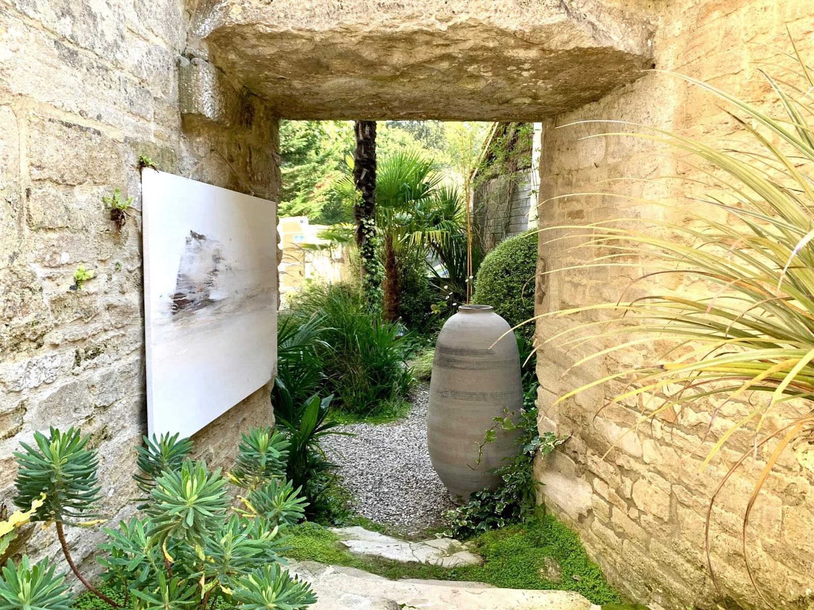 OLIVIO, obra de Ceramic Factory en gres Sword GE400 en un jardín normando