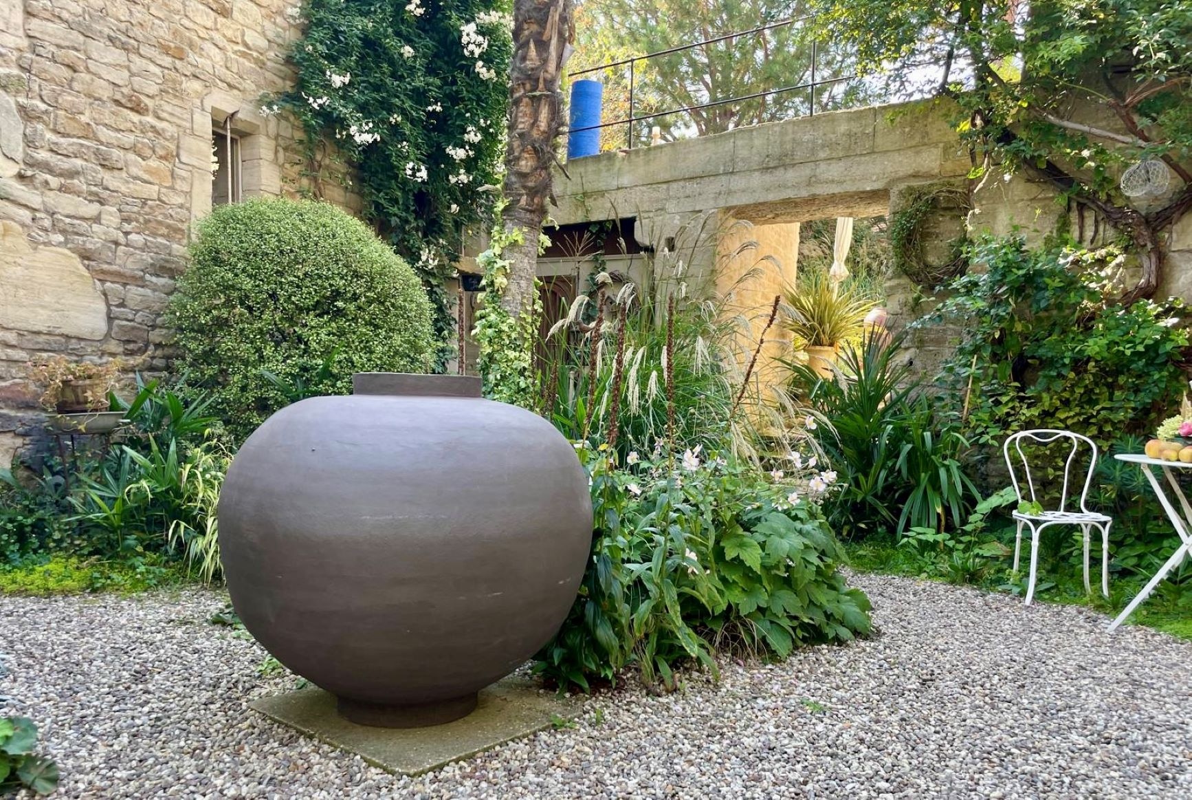 SPHERO II de Ceramic Factory en Anthra GE700 dans un jardin normand